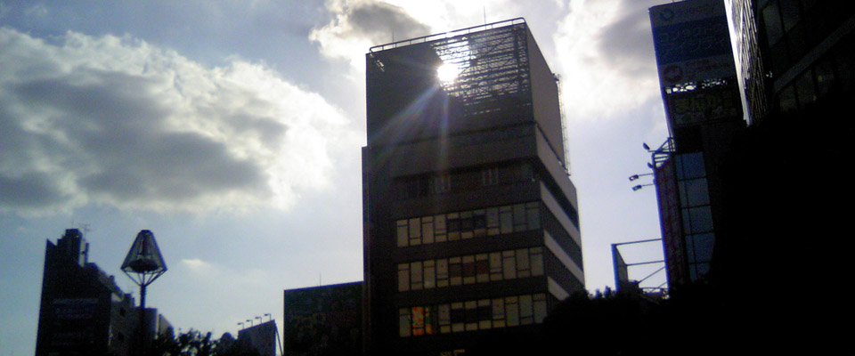 逆光の吉祥寺駅北口のビル